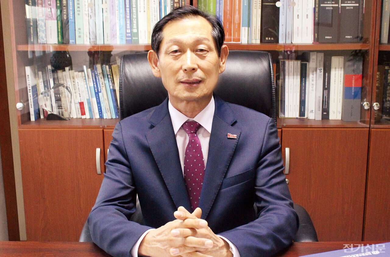 백운기 금속조합 이사장 “회원사 이익 증진, 금속산업 도약 이끌 것” < 화제의 인물 < 피플 < 기사본문 - 전기신문