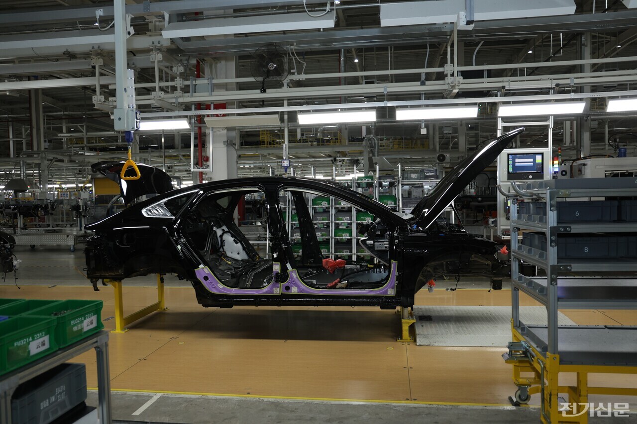 차체가 조립되는 과정. [사진=BYD 코리아]