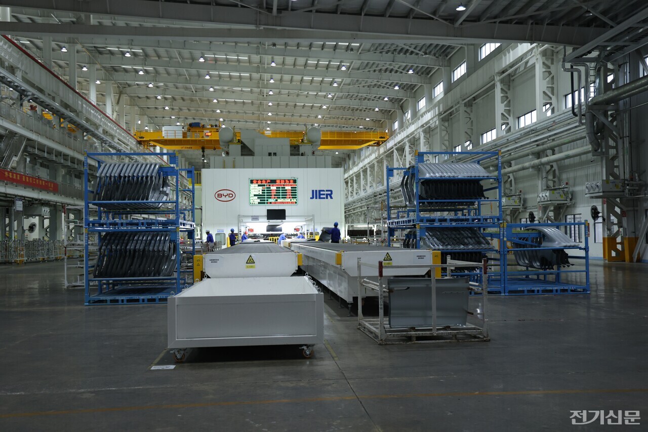 스탬핑 공정 후 생산된 차체. BYD는 보안상의 이유로 공장 투어와 실험실에서 사진촬영을 금지했다. [사진=BYD 코리아]