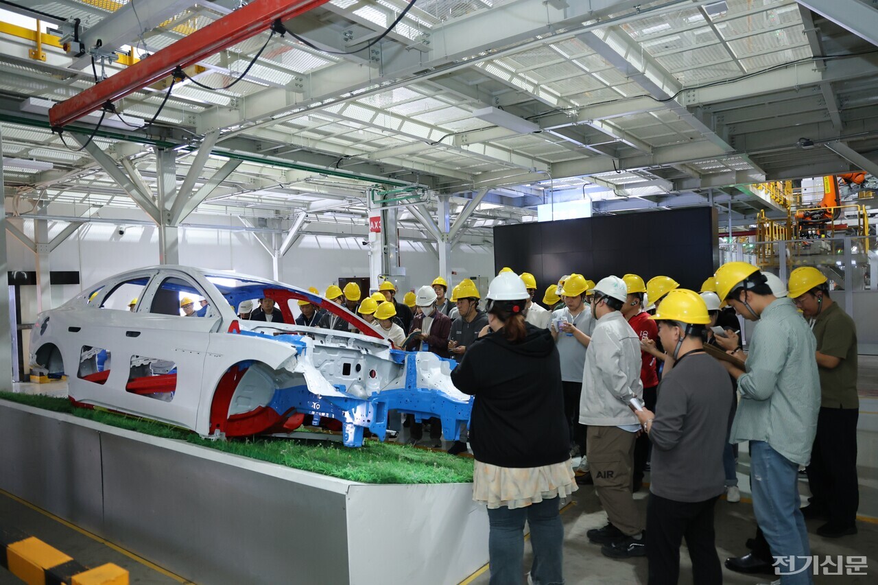 용접 공장 입구에 전시된 BYD 왕조 브랜드의 HAN 모델. [사진=BYD 코리아]