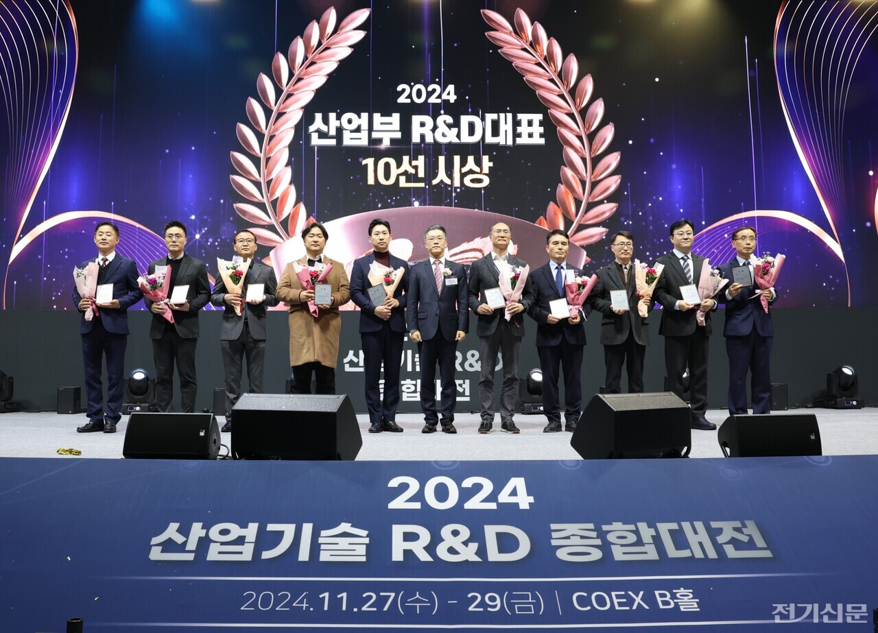 유병우 SK시그넷 연구개발본부장(오른쪽에서 두 번째)이 2024 산업기술 R&D 종합대전에 참석해 산업통상자원부 장관상을 수상했다. [사진=산업통상자원부]