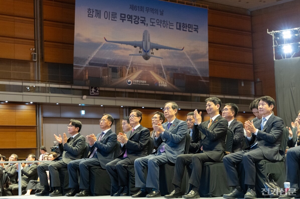 한덕수 국무총리가 5일 서울 강남구 코엑스에서 열린 무역의 날 기념식에 참석하고 있다.[사진=한국무역협회]