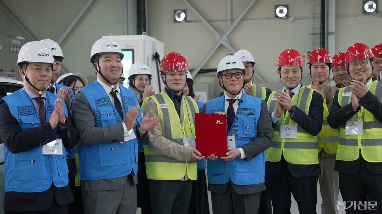 워터(Water)와 SK시그넷은 9일 전라남도 영광군 소재 SK시그넷 충전기 제조 공장에서 양사 주요 임직원들이 350kW 초급속 충전기와 200kW 급속 충전기의 첫 출하 성적서를 전달하고 있다. (왼쪽부터) 브라이트에너지파트너스(BEP) 이동윤 사업개발그룹장, 유대원 전기차충전사업부문 대표, SK시그넷 윤석훈 제조본부장, 김희성 BEP 대표, 김종우 SK시그넷 대표, 서영훈 운영총괄. [사진=브라이트에너지파트너스]