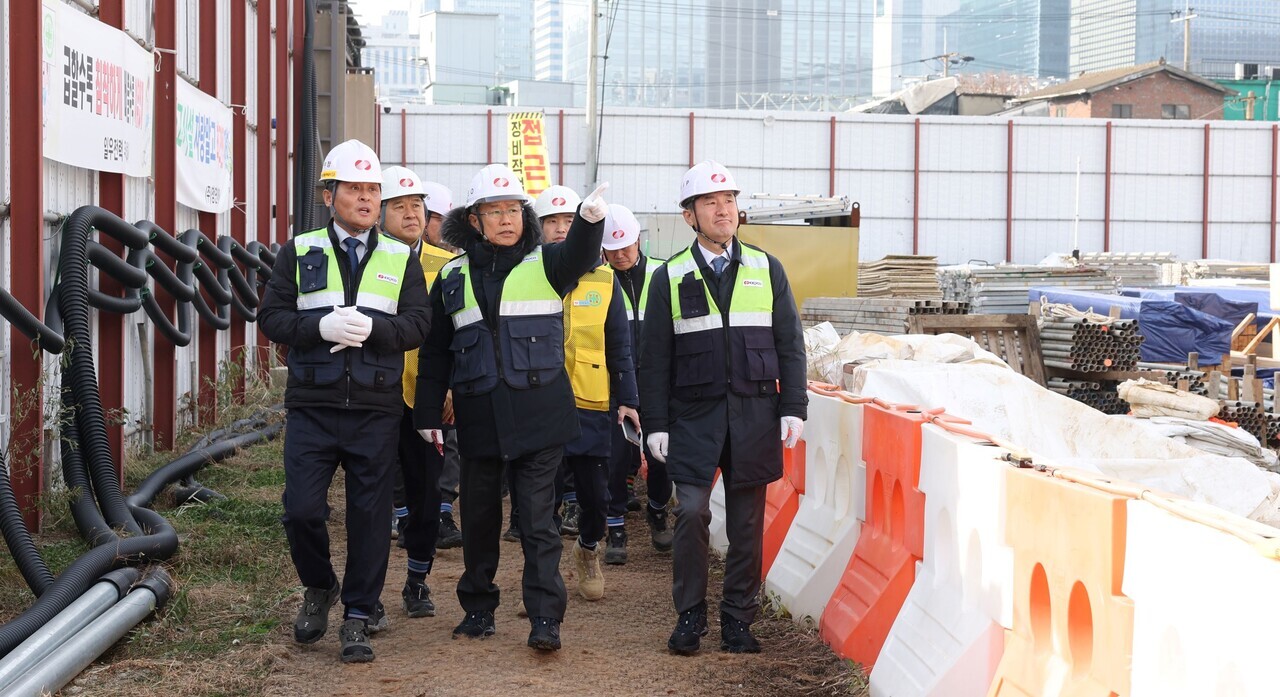 김동철 한전 사장(사진 앞줄 가운데)은 11일 서울 서대문은평지사 복합사옥 신축 공사현장을 방문해 진행사항과 안전 확보 상태를 점검했다. [사진=한국전력]