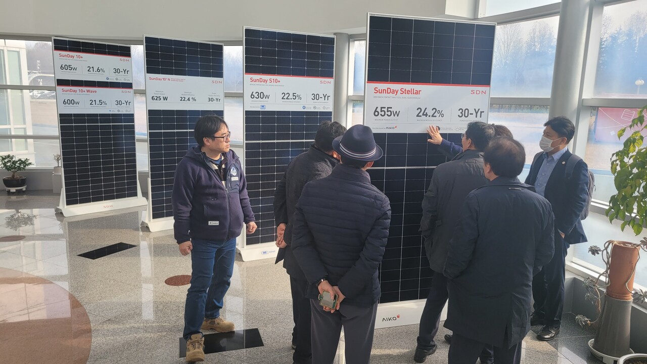 대태협 및 에스디엔 관계자들이 에스디엔의 모듈 제품을 살펴보고 있다. [제공=대한태양광발전사업자협회]