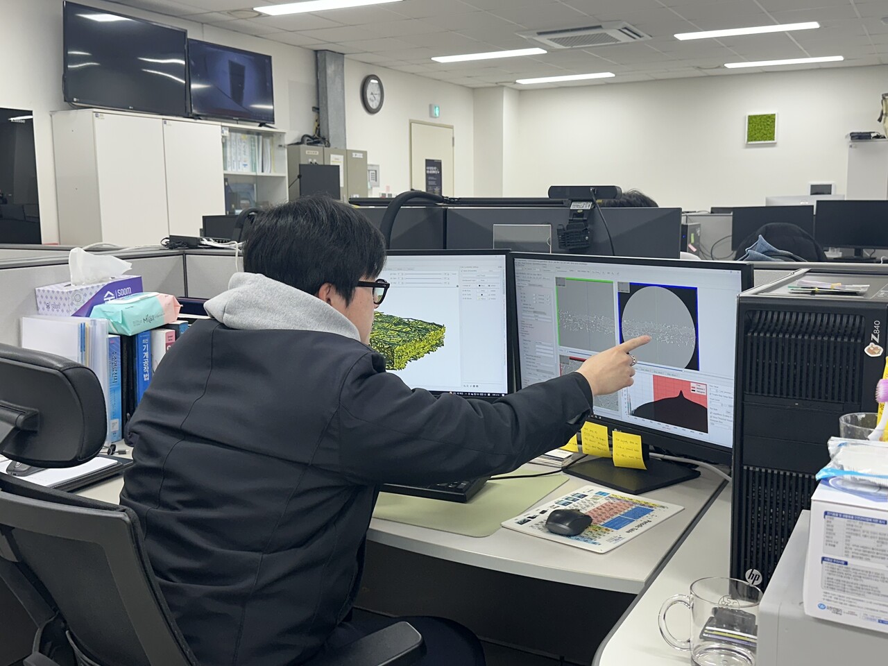연구진이 3차원 토모그래피 예측정확도를 측정하고 있다. [제공=한국에너지기술연구원]