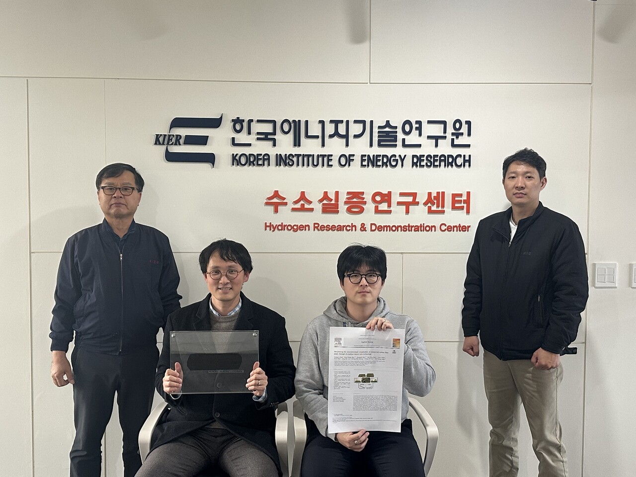(왼쪽부터) 명광식 전문연구위원, 정치영 센터장, 박영제 학생연구원, 이종민 기술원이 단체 기념촬영을 하고 있다. [제공=한국에너지기술연구원]