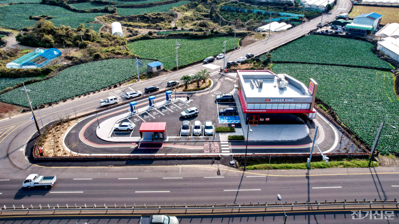 워터는 제주도 제주시 소재 전기차 충전소 '워터 버거킹 제주애월DT'를 정식 오픈하고 200kW 급속 충전기 6기의 상업 운전을 시작했다. [사진=브라이트에너지파트너스]