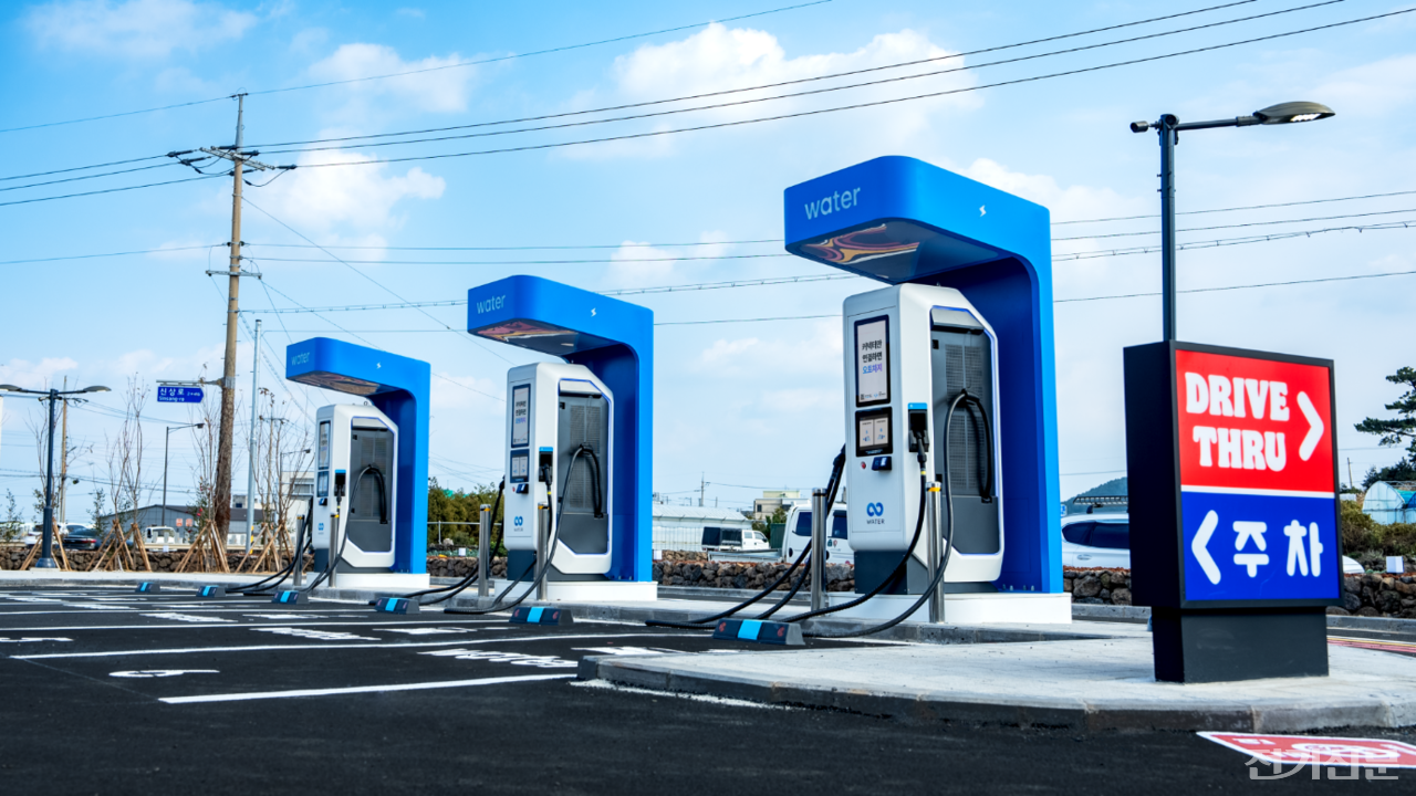 전기차 충전소 '워터 버거킹 제주애월DT'에 설치된 급속충전기들. [사진=브라이트에너지파트너스]