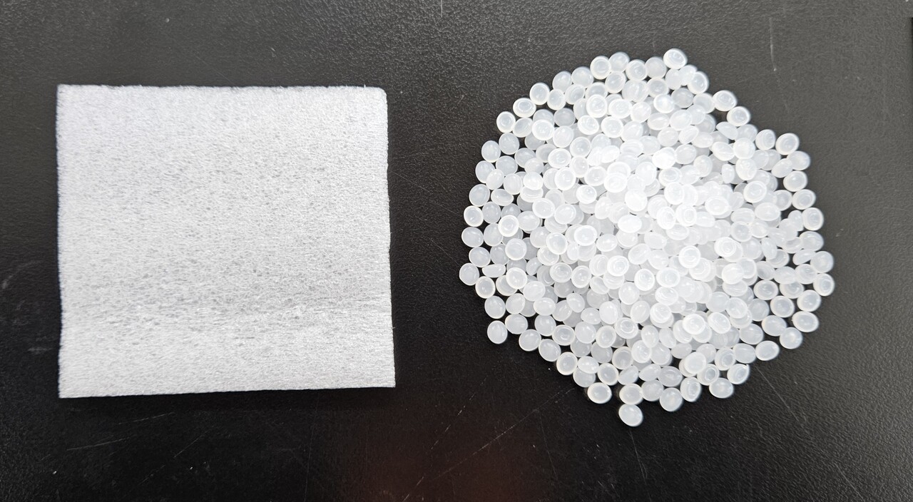 한화솔루션이 개발한 재활용 폴리에틸렌(오른쪽)과 이를 적용한 전자제품용 포장재 샘플(왼쪽). [제공=한화솔루션]