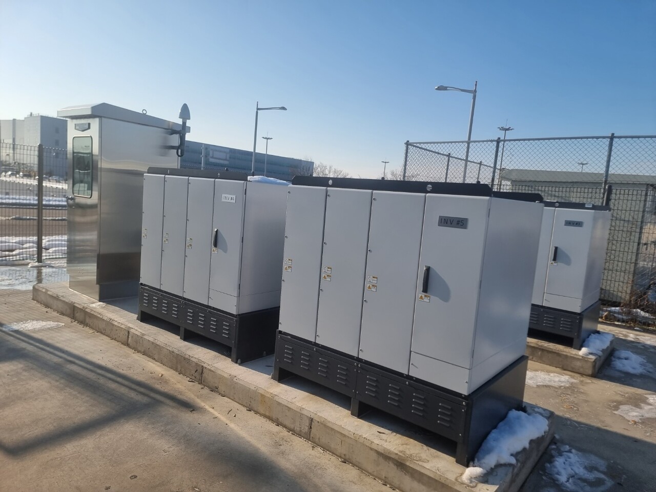 인천공항 화물터미널 내 태양광 발전 설비 공사 중인 ‘DASS SCI 500’ 전경. [제공=다쓰테크]