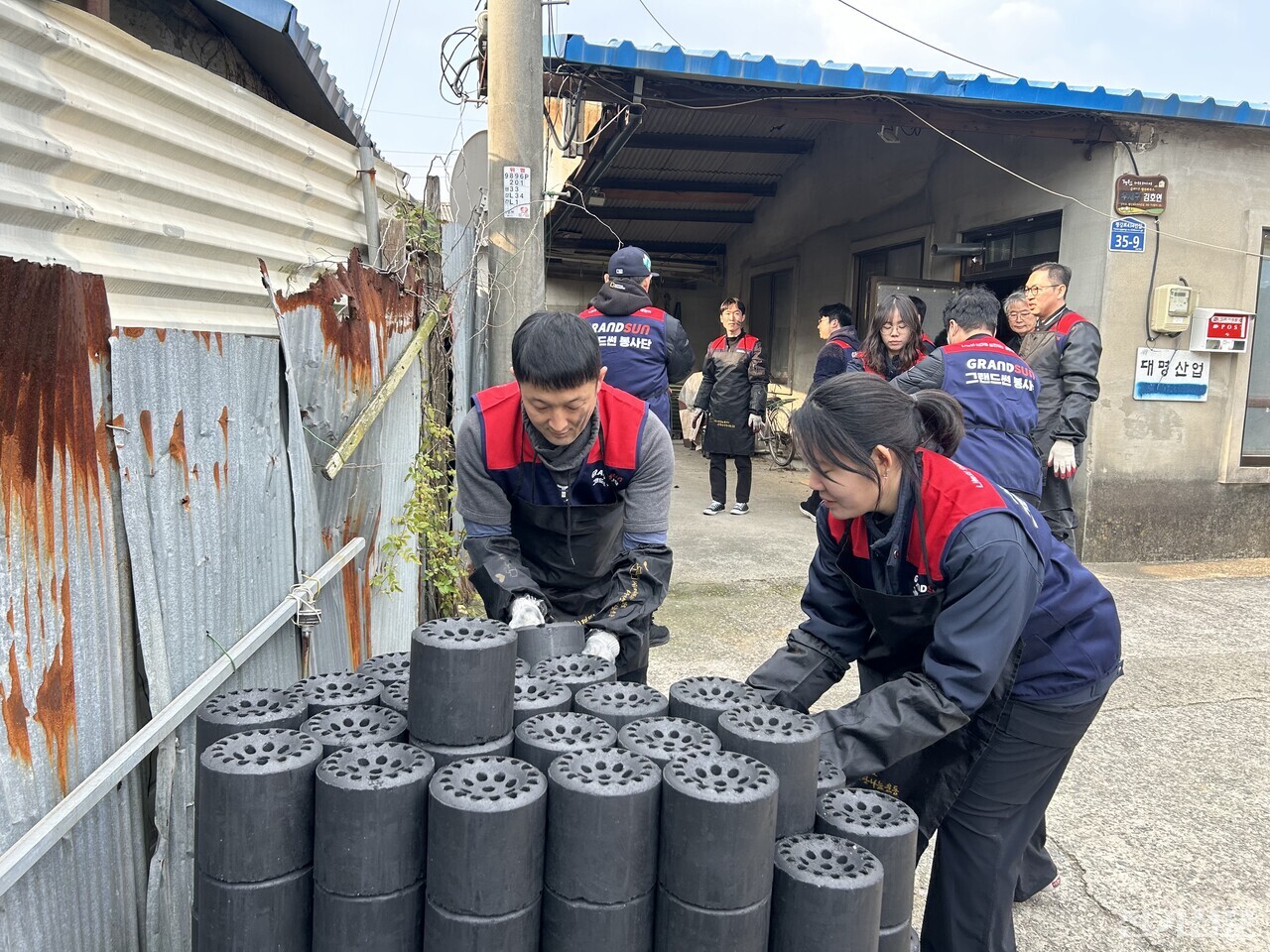 그랜드썬봉사단이 연탄 나눔 봉사활동을 진행하고 있다. [제공=그랜드썬기술단]