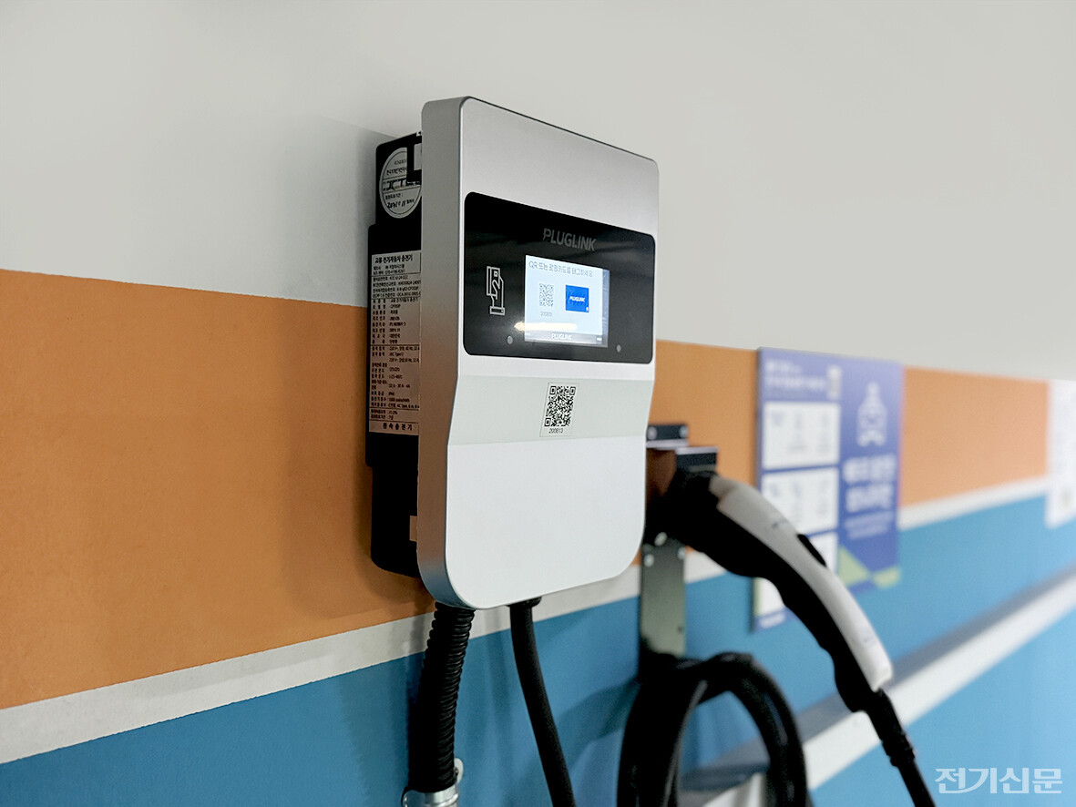 서울시 한 지하주차장에 스마트 제어 완속충전기가 설치돼있다. [사진=플러그링크]