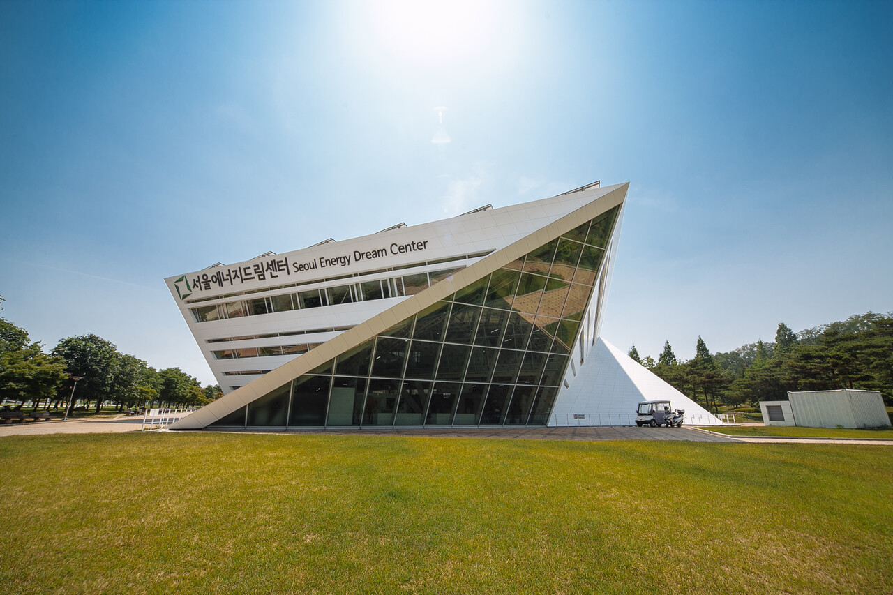  서울 마포구에 위치한 제로에너지건축물인 서울에너지드림센터. 이 건물은 제로에너지건축물 3등급 인증을 받았으며, 자립률은 60.37%다. 