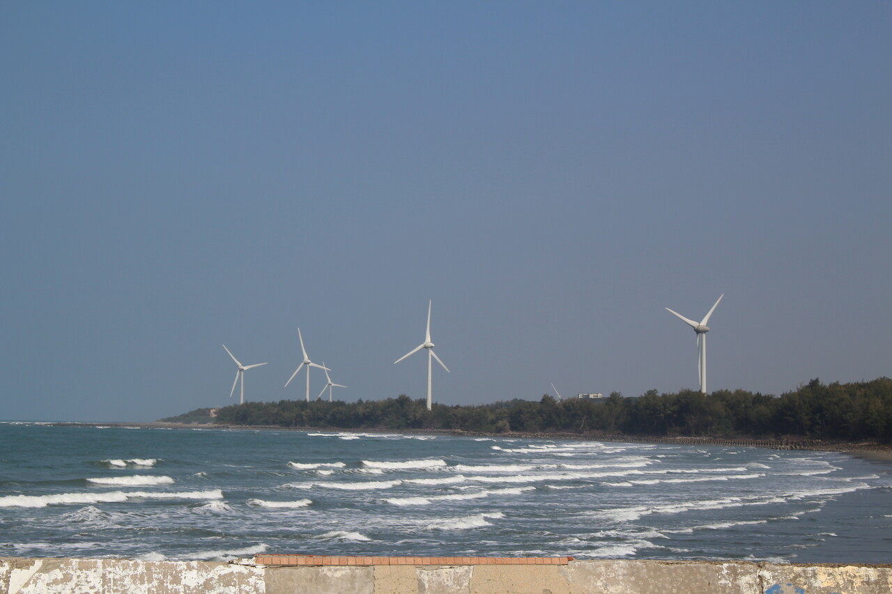 포모사1 프로젝트 인근에서 발전 중인 대만전력(Taipower)의 풍력 발전기. 기사의 특정 사실과 연관 없음. [사진=안상민 기자] 