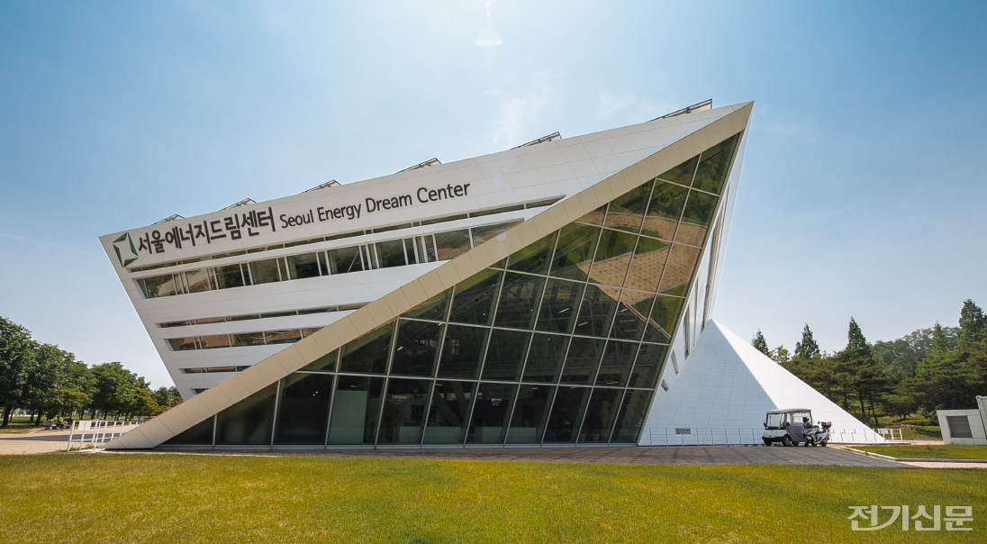 서울 마포구에 위치한 제로에너지건축물인 서울에너지드림센터. 이 건물은 제로에너지건축물 3등급 인증을 받았으며, 자립률은 60.37%다. 