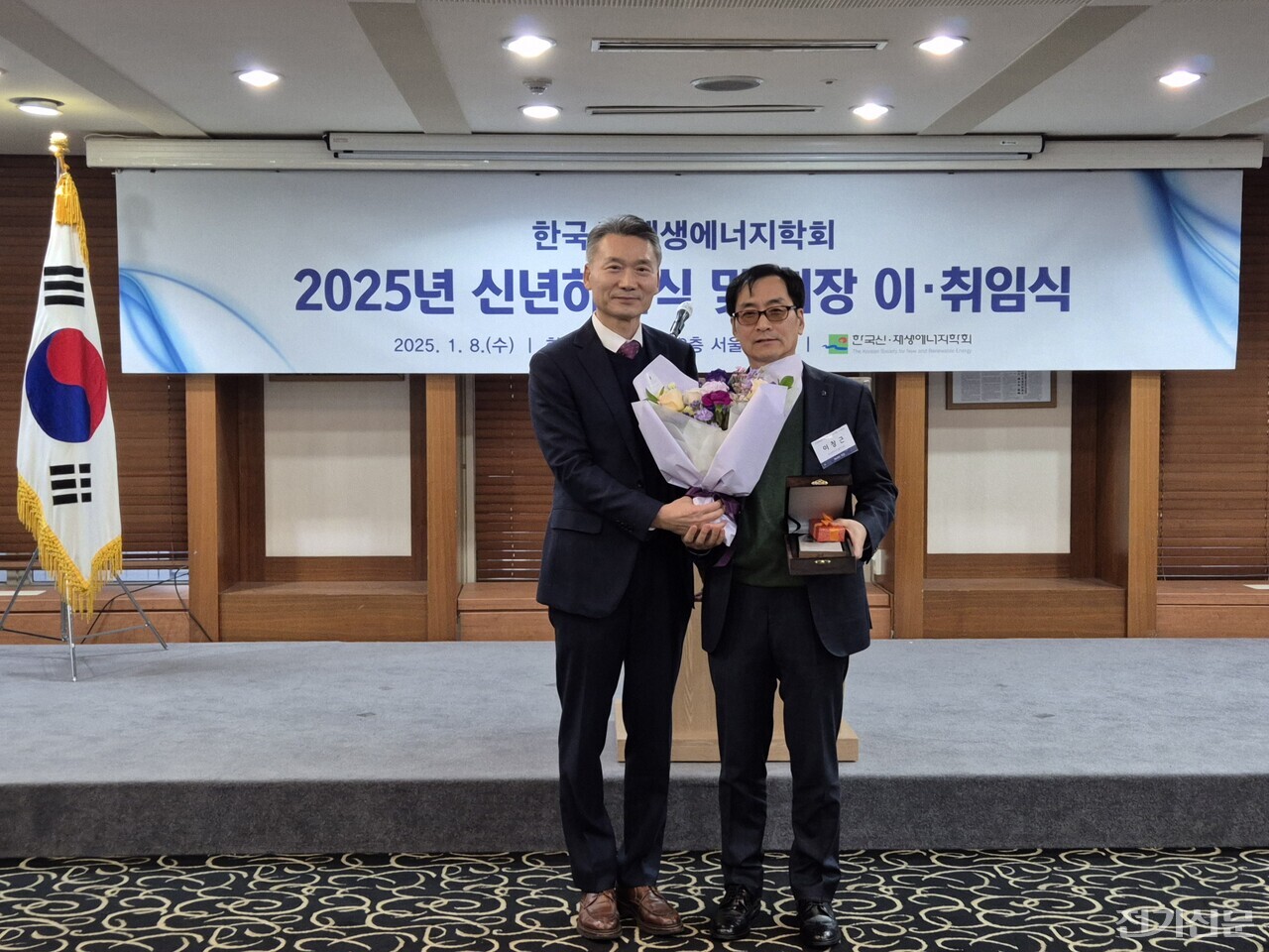 조철희 신임 회장(왼쪽)과 이창근 전임 회장이 기념촬영을 하고 있다. [제공=한국신·재생에너지학회]