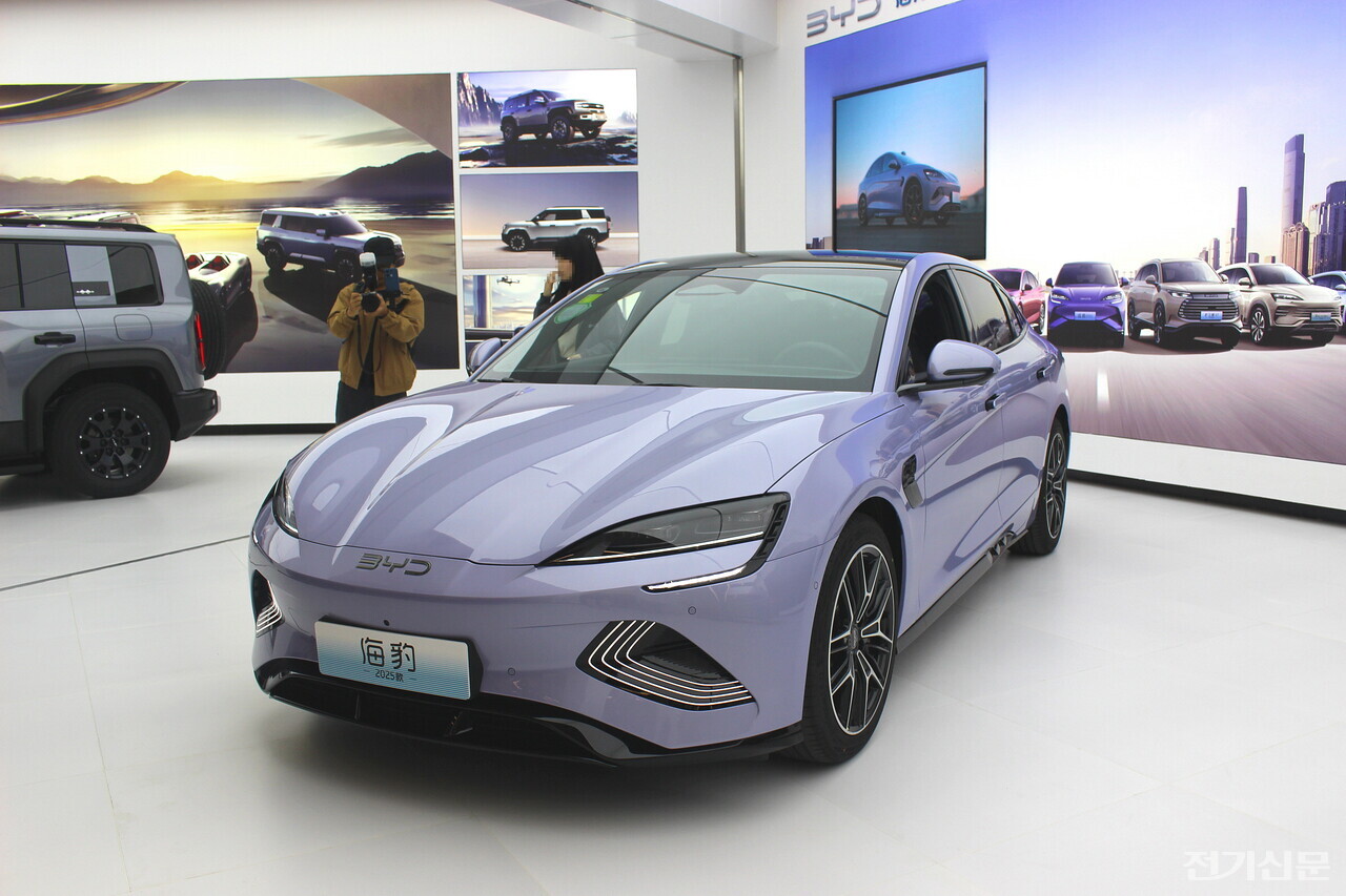 중국 선전시 BYD 본부에 전시된 해양시리즈 'SEAL' 전기차 모델 [사진=오철 기자] 