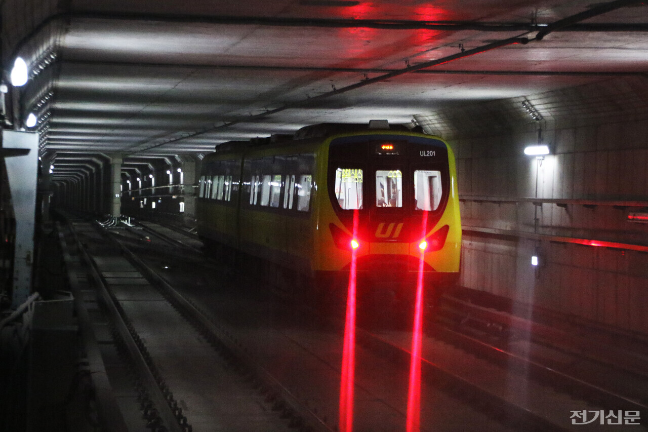 솔밭공원역을 출발하는 우이신설선 열차. [사진=Wikipedia(CC BY-SA 4.0)]