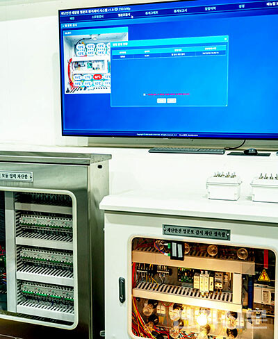 열분포 센서가 전구를 통해 생성한 접속함 내 이상 고온을 감지하자 즉시 셧다운이 이뤄졌다. 백현이앤에스의 '재난안전 태양광 열분포 원격제어 시스템' 화면상에선 접속함 내 특정 지점을 선별하고, 해당 지점의 현재 온도를 계측해 보여준다. [사진=김진후 기자]