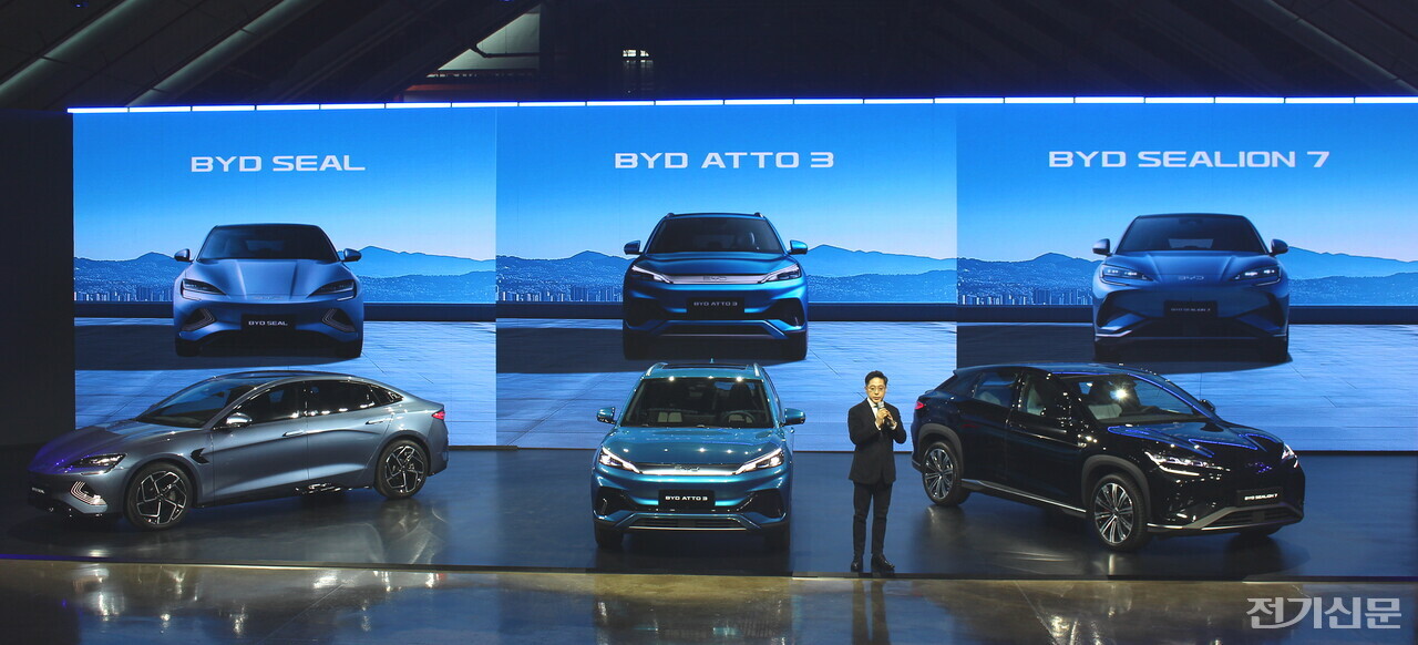  글로벌 전기차 1위 업체 BYD가 16일 인천 상상플랫폼에서 국내 승용차 시장 진출을 선언했다. 사진은 조인철 BYD코리아 승용사업부 대표가 국내 첫 출시 모델인 아토3를 비롯해 연내 출시 예정인 씰, 씨라이언7을 소개하는 모습. [사진=오철 기자]