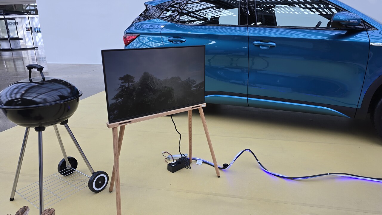 아웃도어존에서 V2L로 삼성전자 TV를 재생하는 모습. 콘텐츠는 지난해 출시한 게임 '검은 신화 오공'이었다. [사진=김재웅기자]