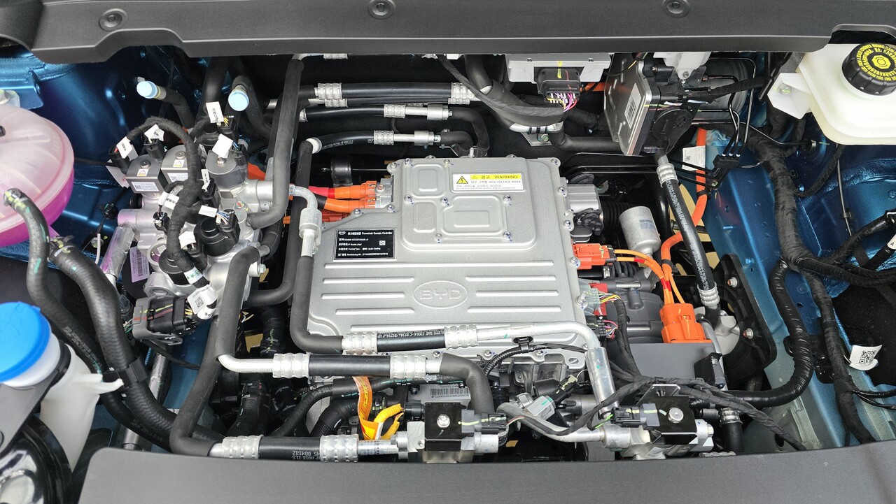 BYD 아토3 보닛 내부. [사진=김재웅기자]