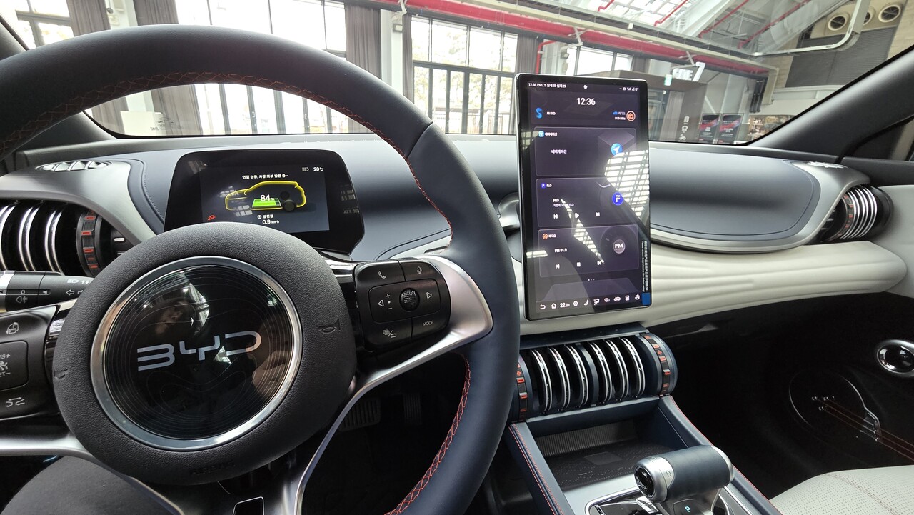 BYD 아토3 실내. 화려한 곡선과 오디오를 떠올리게 하는 송풍구 디자인 등이 인상 깊다. [사진=김재웅기자]