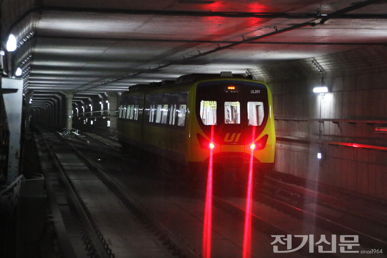 솔밭공원역을 출발하는 우이신설선 열차. [사진=Wikipedia(CC BY-SA 4.0)]