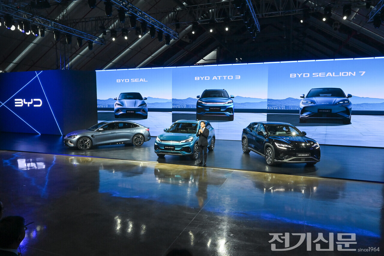 지난 16일 BYD 론칭 행사에서 조인철 BYD 승용 사업부 대표가 BYD 전기차 씰(SEAL), 아토3(ATTO 3), 씨라이언(SEALION) 소개하고 있다. [사진=BYD]
