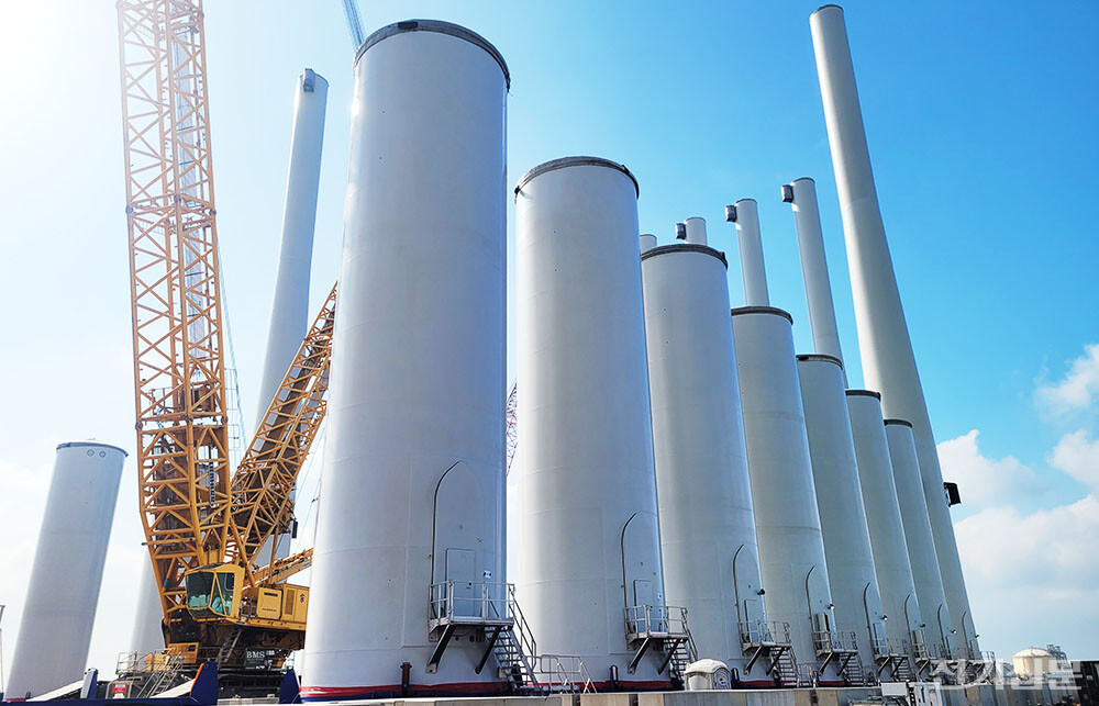 대만 타이중 항구에 적재된 해상풍력 타워. [사진=안상민 기자]