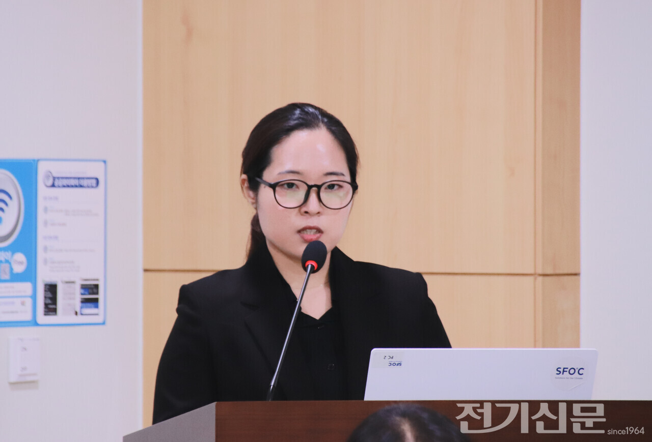 최서윤 기후솔루션 연구원이 ‘소비자의 재생에너지 선택권 해외사례’를 주제로 발표하고 있다. [사진=박윤 기자]