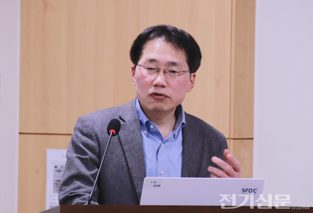 석광훈 에너지전환포럼 전문위원이 ‘유럽의 전력시장과 소비자 선택권‘를 주제로 발표하고 있다. [사진=박윤 기자]