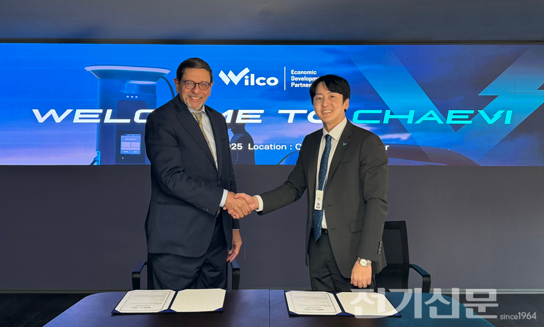 25일 서울 채비 본사에서 최영훈 채비 대표(오른쪽)과 데이브 포터 윌리엄슨 카운티 경제개발청장이 LoI를 체결하고 악수를 하고 있다. [사진=채비]