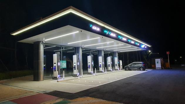 고속도로 휴게소에 설치된 전기차 급속충전기. [사진=오철 기자]