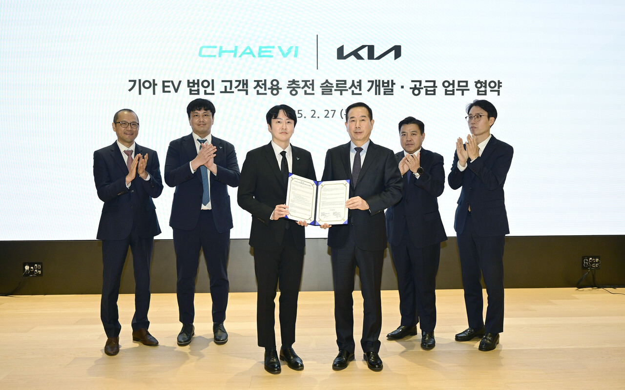 (왼쪽부터) 채비 김영민 상무(서비스혁신실장), 채비 황이삭 전무(CSO), 채비 최영훈 대표이사, 기아 국내사업본부장 정원정 부사장, 기아 국내전략사업부장 권성원 상무, 기아 국내사업기획실장 이동열 상무 [사진=기아]