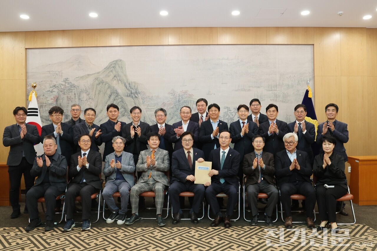 우원식 국회의장(앞줄 가운데) 및 한재협 대표단이 단체 기념촬영을 하고 있다. [제공=한국재생에너지산업발전협의회]