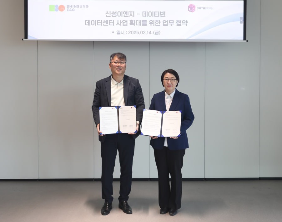 이지선 신성이엔지 대표(오른쪽)와 김수용 데이터빈 대표가 업무협약을 체결한 후 기념촬영을 하고 있다. [제공=신성이엔지]