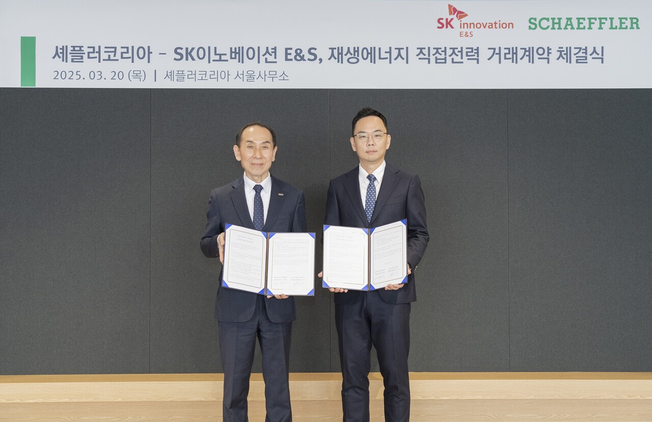 이병찬 셰플러코리아 대표(왼쪽)과 이진모 SK이노베이션 E&S 재생E사업기획실장이 기념촬영을 하고 있다. [제공=셰플러코리아]