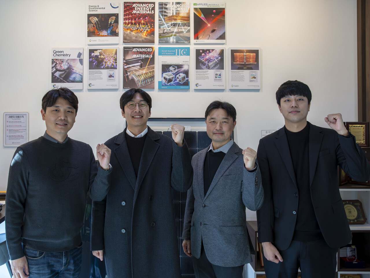 (왼쪽부터) 김해진 연세대 교수, 에너지연 정인영 박사, 김기환 박사, 이태경 경상대 교수 등 연구진이 단체 기념촬영을 하고 있다. [제공=에너지연]