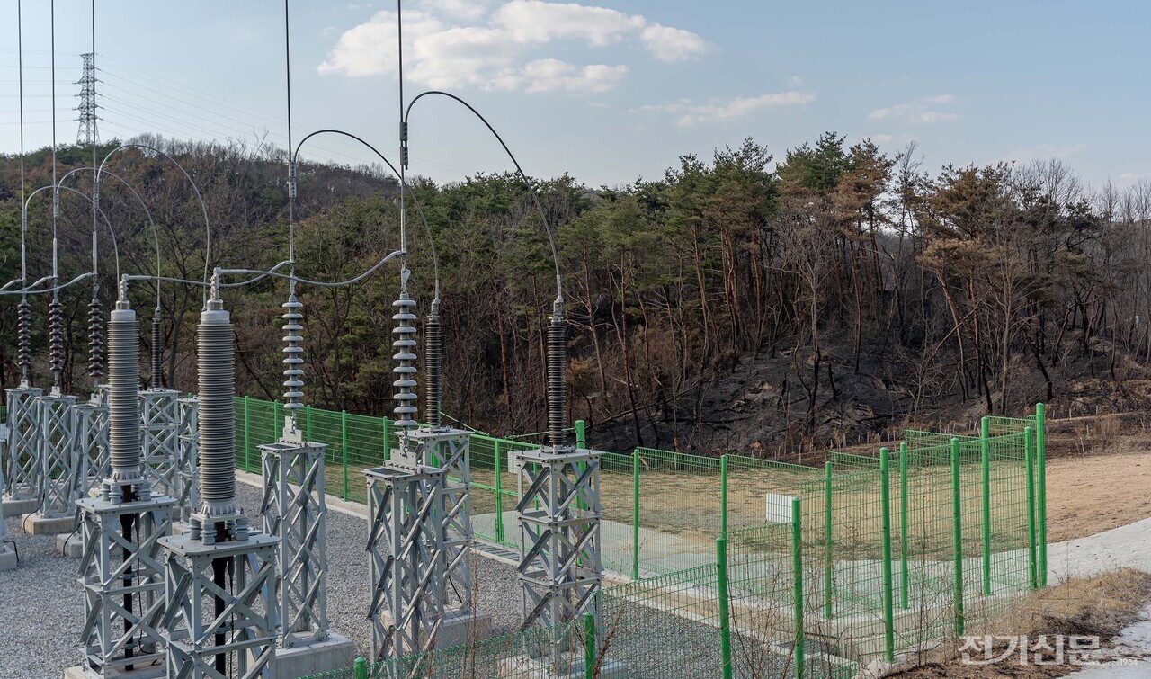 동안동변전소 부지 주변으로 까맣게 불에 타 있다.  [사진=특별취재팀]