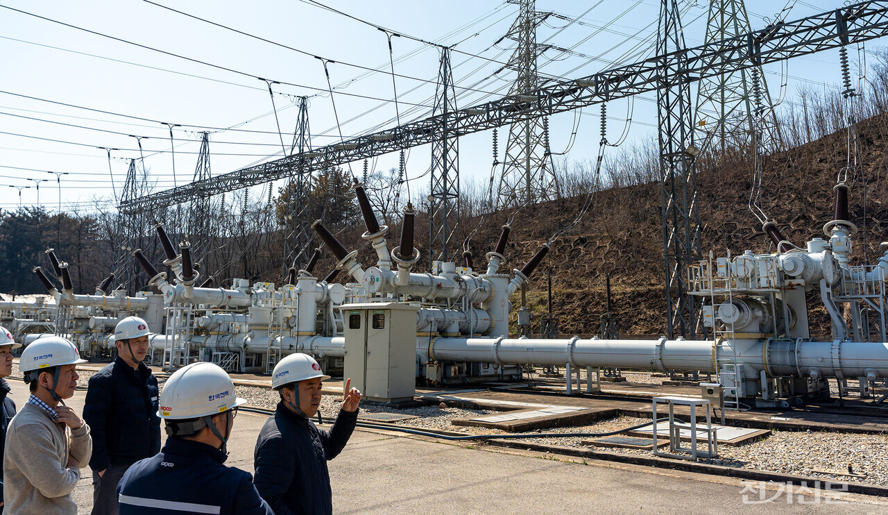 한국전력공사 경북본부 전력관리처 직원들이 화재 당시 상황을 설명하고 있다. [사진=특별취재팀]