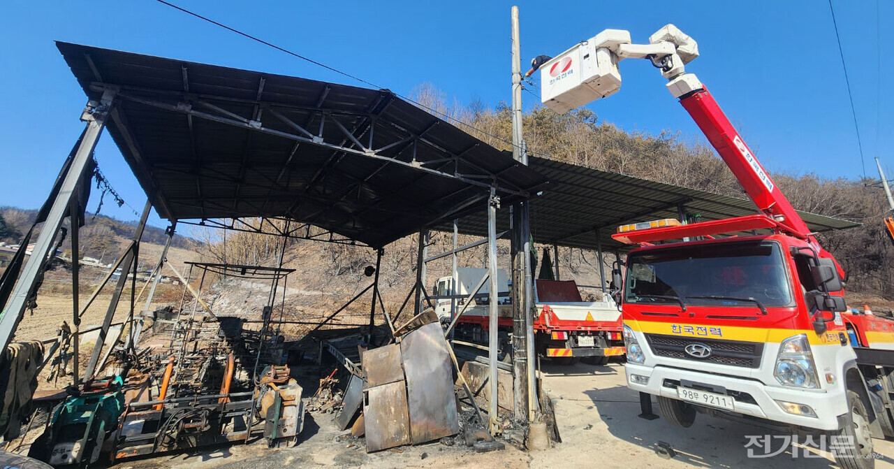 경북 안동시 산불피해 현장에서 한국전력 직원들이 버켓트럭에 탑승해 배전설비를 점검 및 복구하고 있다. [사진=특별취재팀] 