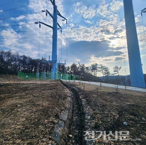 동안변전소 케이블타워 방향으로 번진 불길의 흔적.