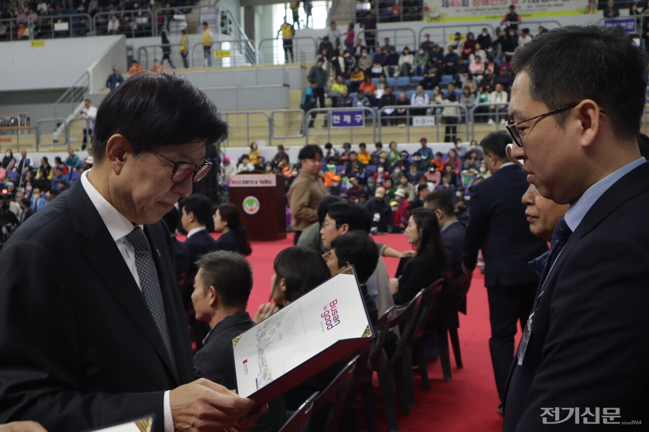 그랜드썬기술단이 부산광역시로부터 표창장을 수여하고 있다. [제공=그랜드썬기술단]