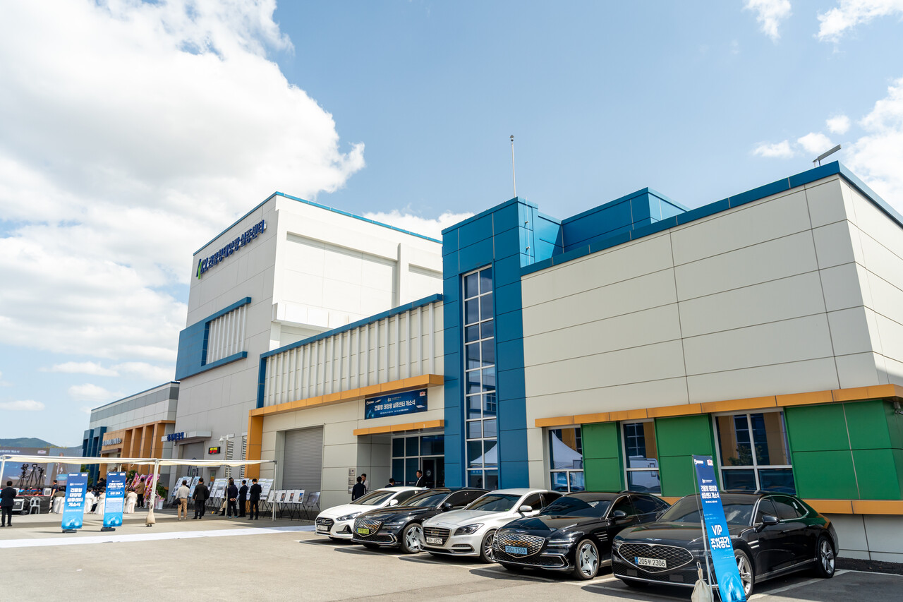 한국건설생활환경시험연구원(KCL)이 개소한 건물형 태양광 실증센터 전경. [사진=김진후 기자]