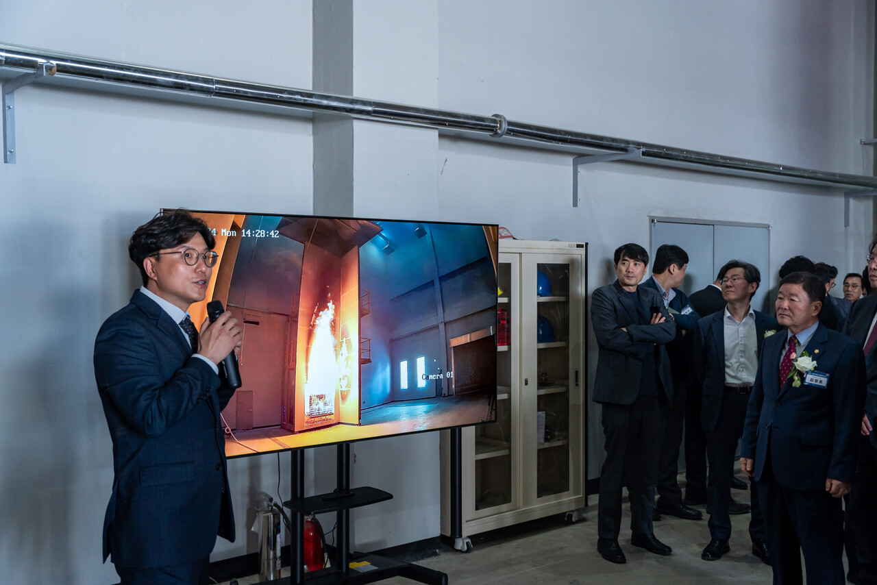 김규진 KCL 책임연구원이 화재시험평가실의 기능과 강점을 설명하고 있다. [사진=김진후 기자]