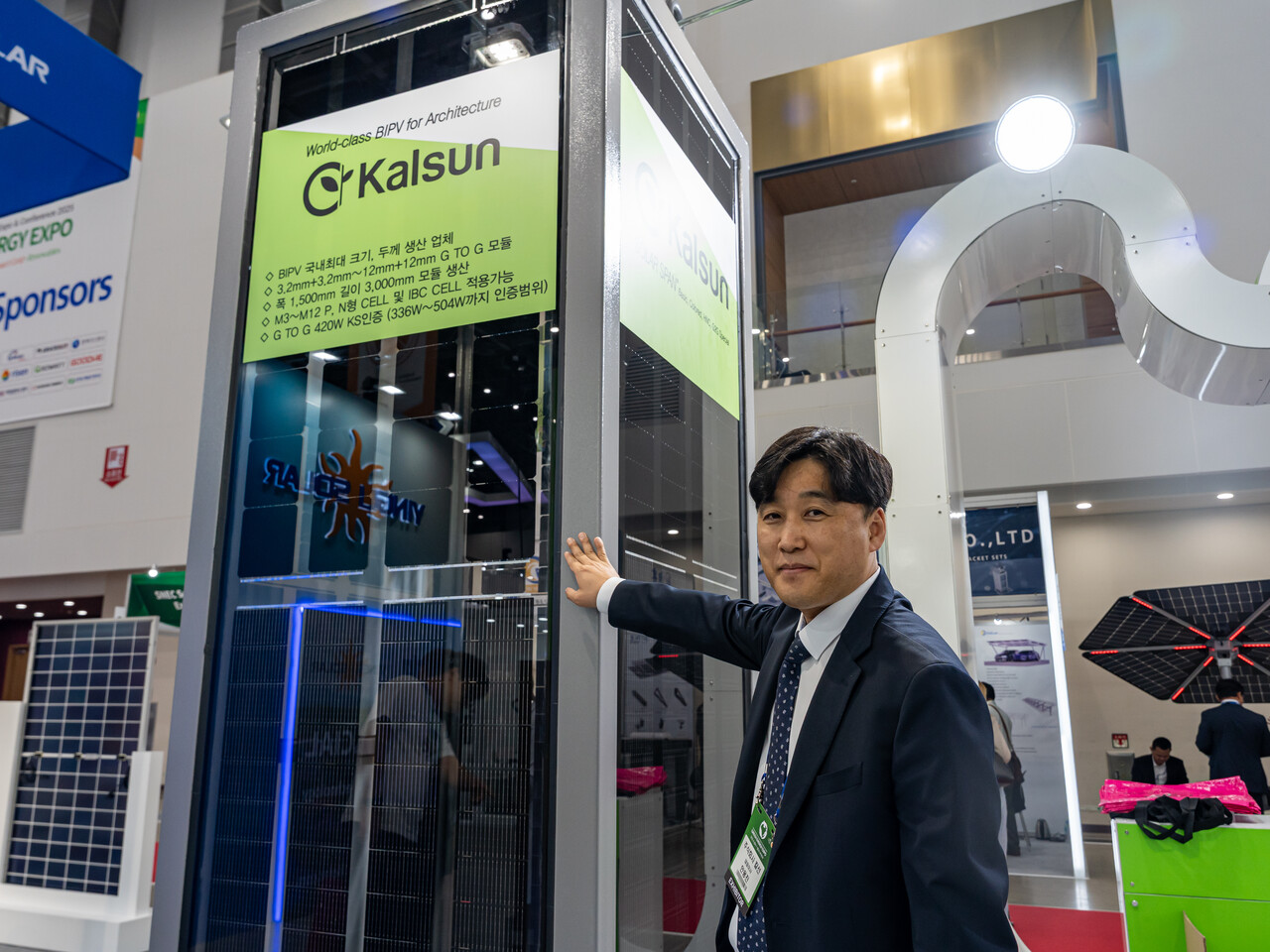 안용진 칼선 대표가 기자에게 대면적 G2G BIPV 모듈을 소개하고 있다. [사진=김진후 기자]