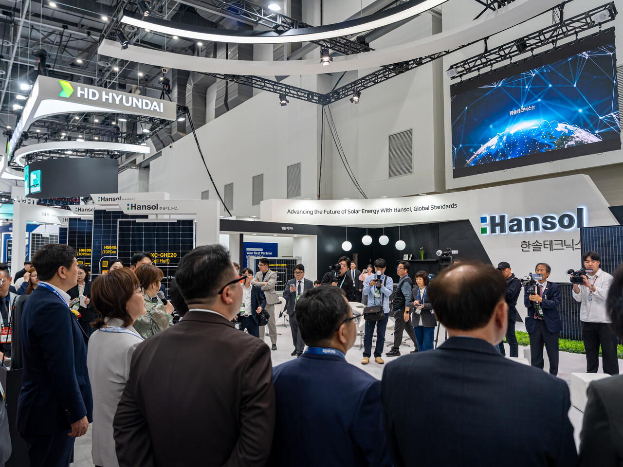 내빈들이 한솔테크닉스 부스를 관람하고 있다. [사진=김진후 기자]