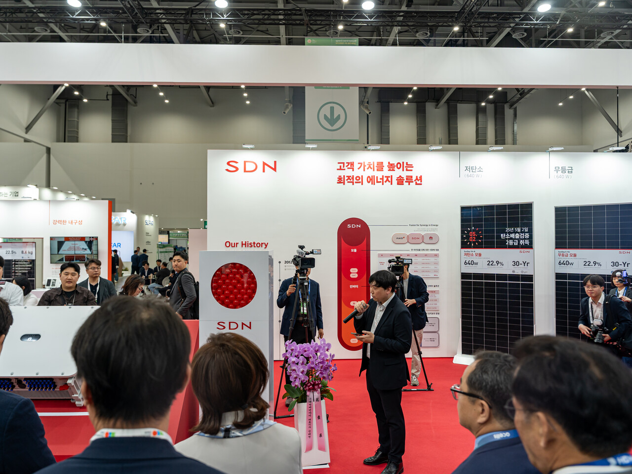 내빈들이 SDN의 부스를 관람하고 있다. [사진=김진후 기자]